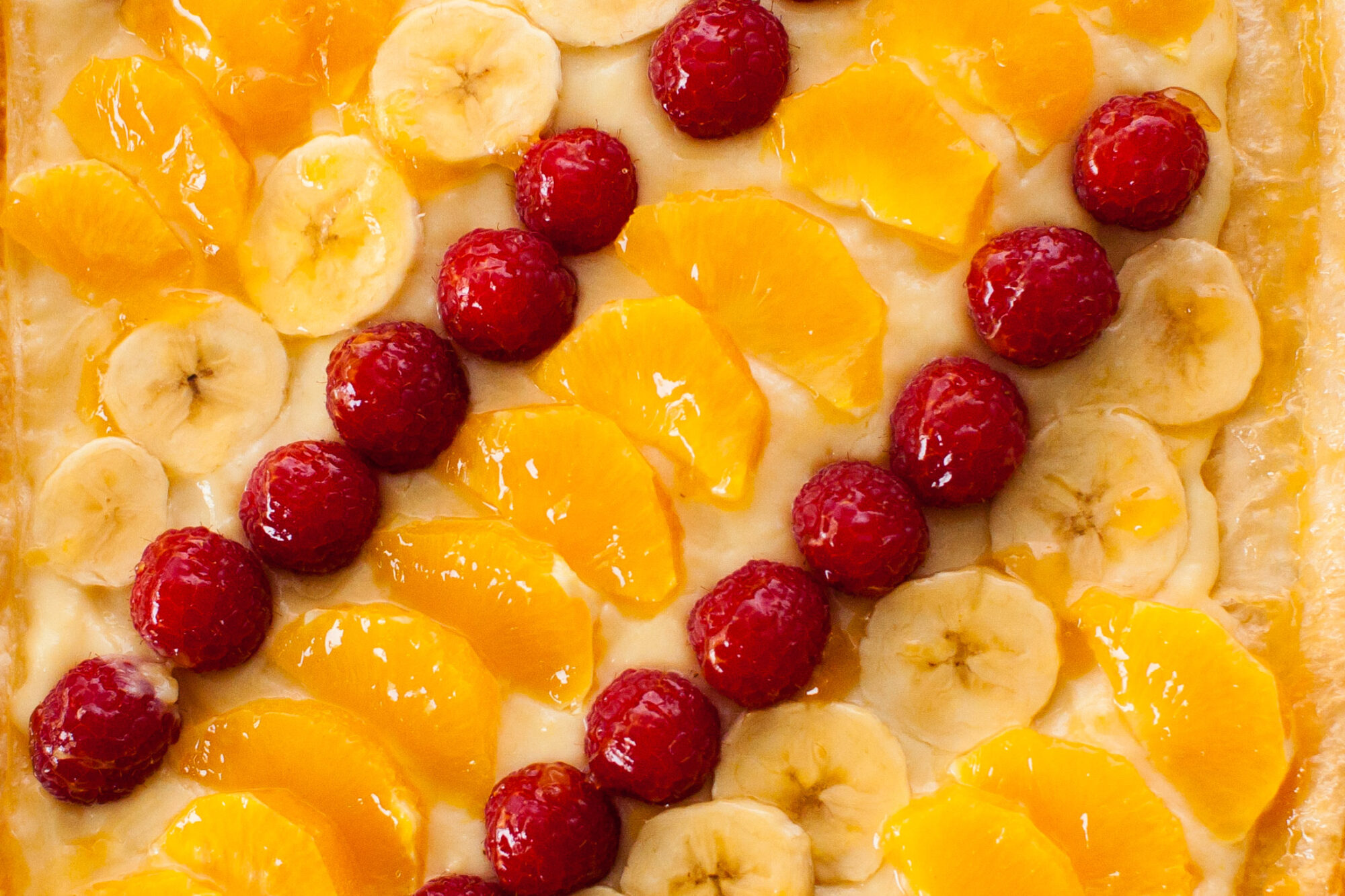 Vista cenital de la tarta de frutas frescas