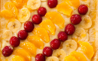 Vista cenital de la tarta de frutas frescas