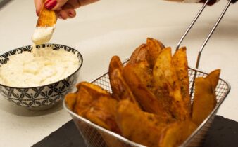 mojando en salsa las patatas deluxe