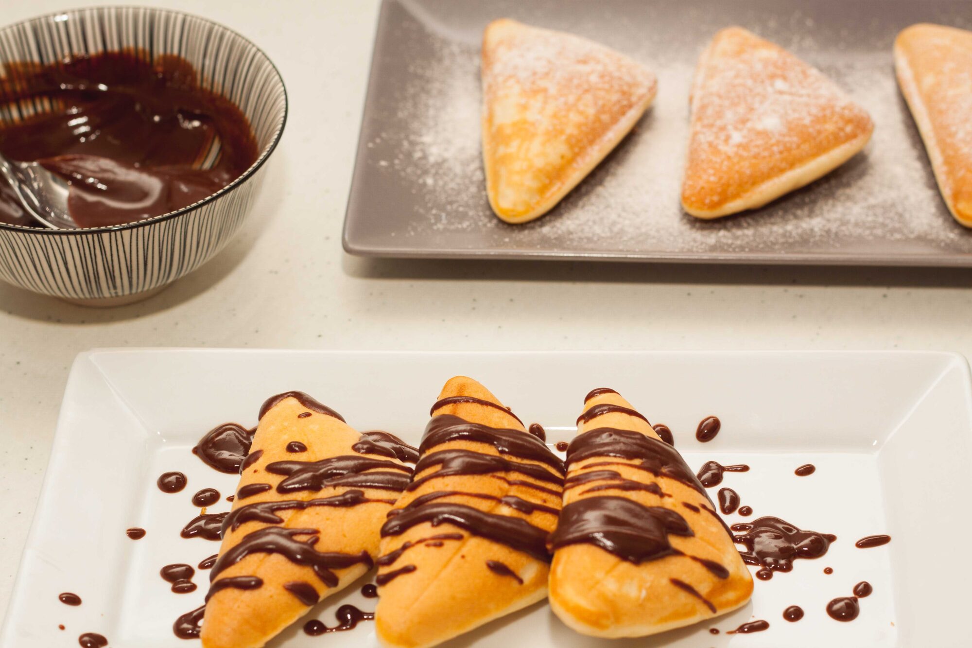 bizcochitos cubiertos de chocolate