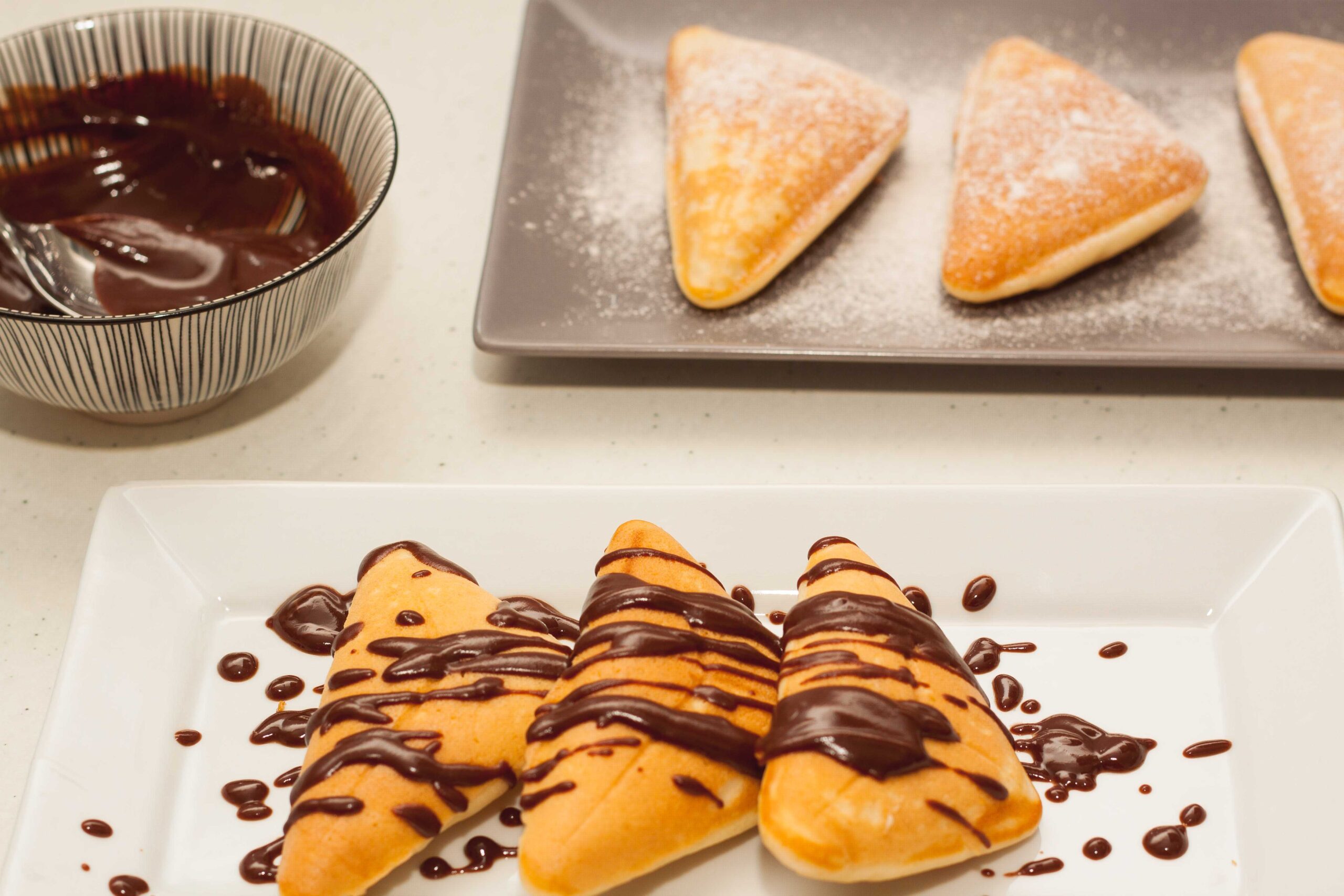 bizcochitos cubiertos de chocolate