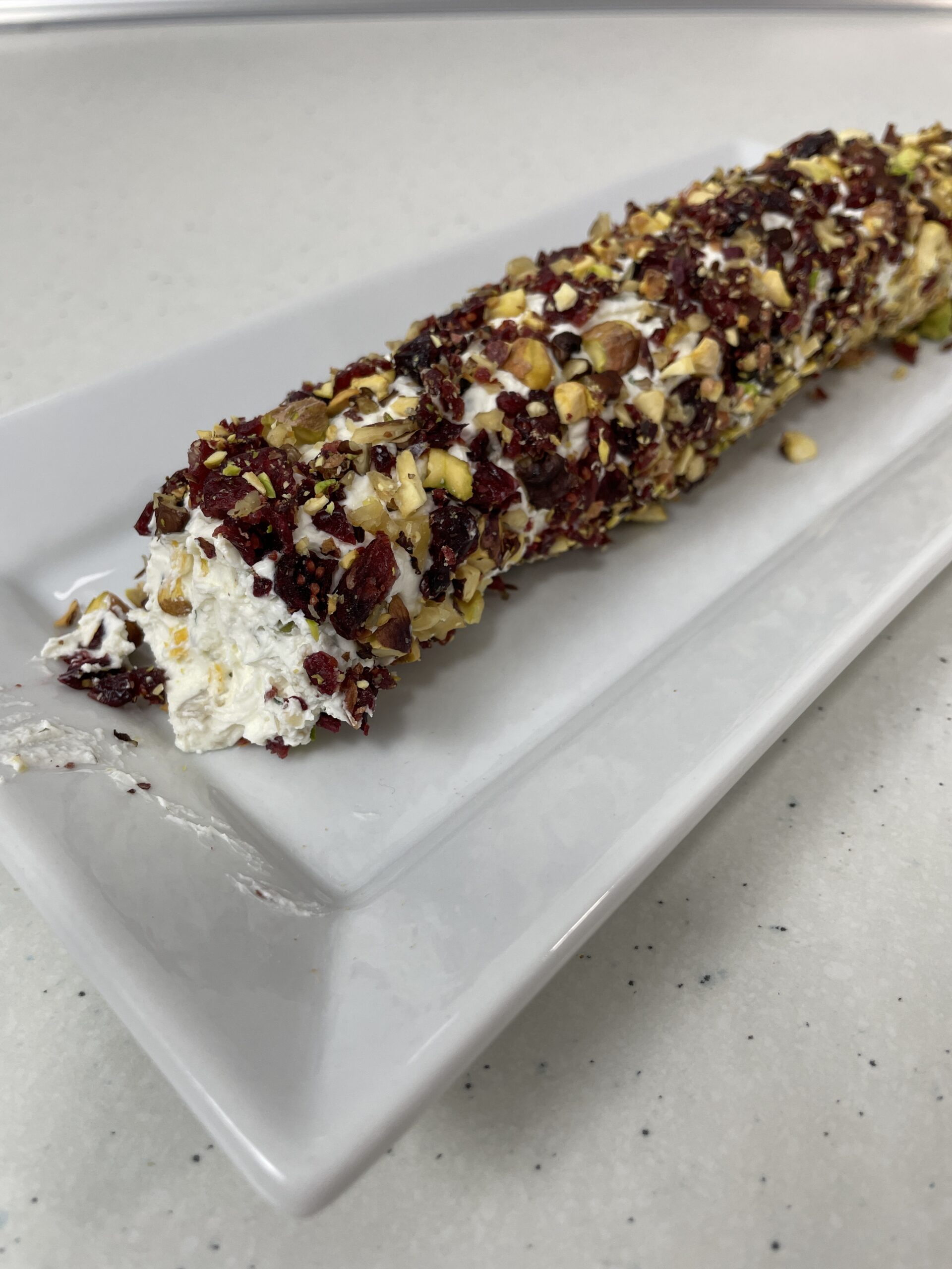 rulo de queso crema y frutos secos