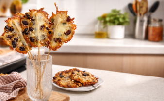 aperitivo estilo piruleta de queso y frutos secos