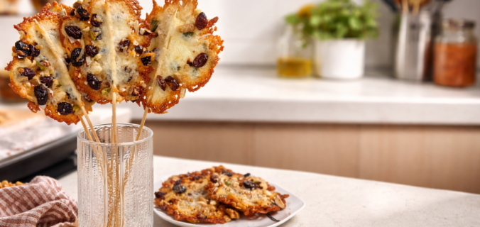 aperitivo estilo piruleta de queso y frutos secos